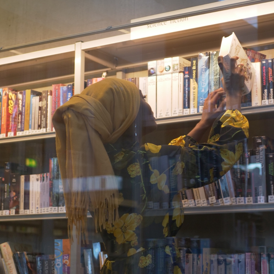 Portrait artistique en bibliothèque